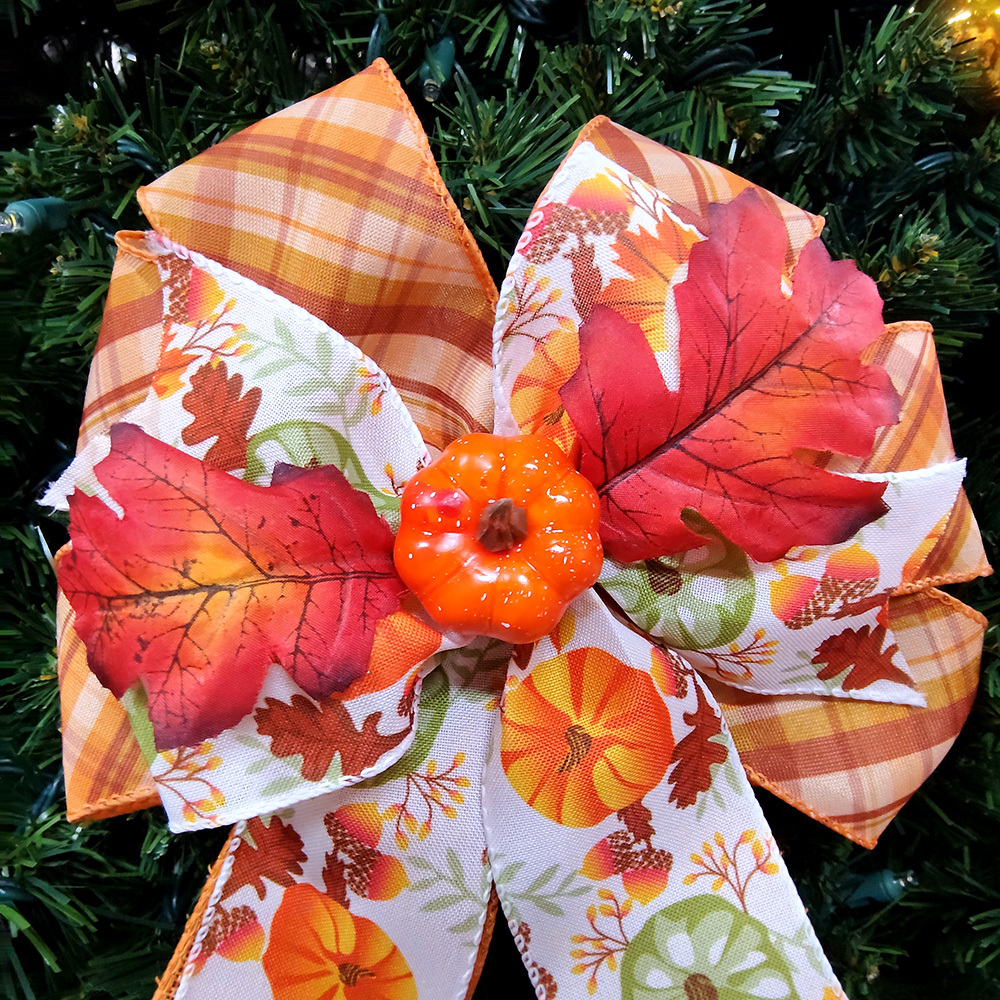 Autumn Pumpkin & Red Leaf Plaid Bow | Rustic Fall-Themed Christmas Decoration for Wreaths, Gifts & Mantel Ornaments (Textured Fabric with Metallic Gold Accents)