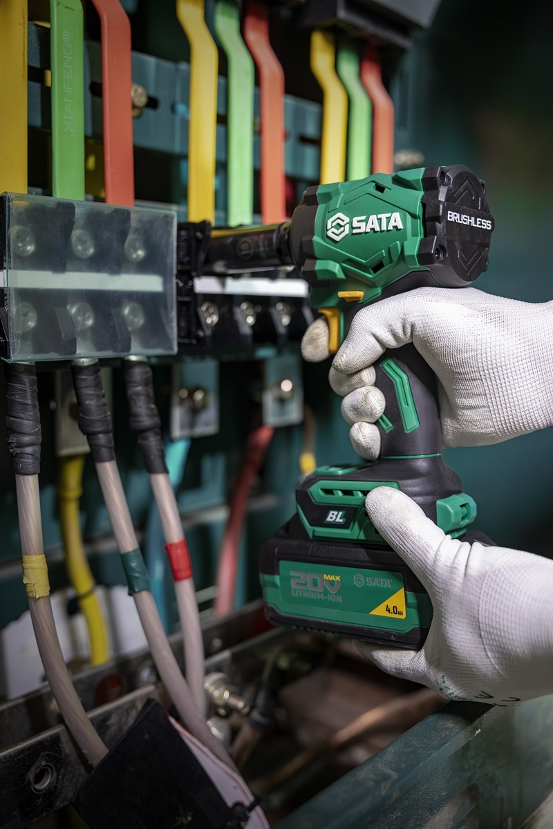 151073U SATA 20V Li-Ion Brushless Impact Wrench 400N·m (4.0Ah*2)