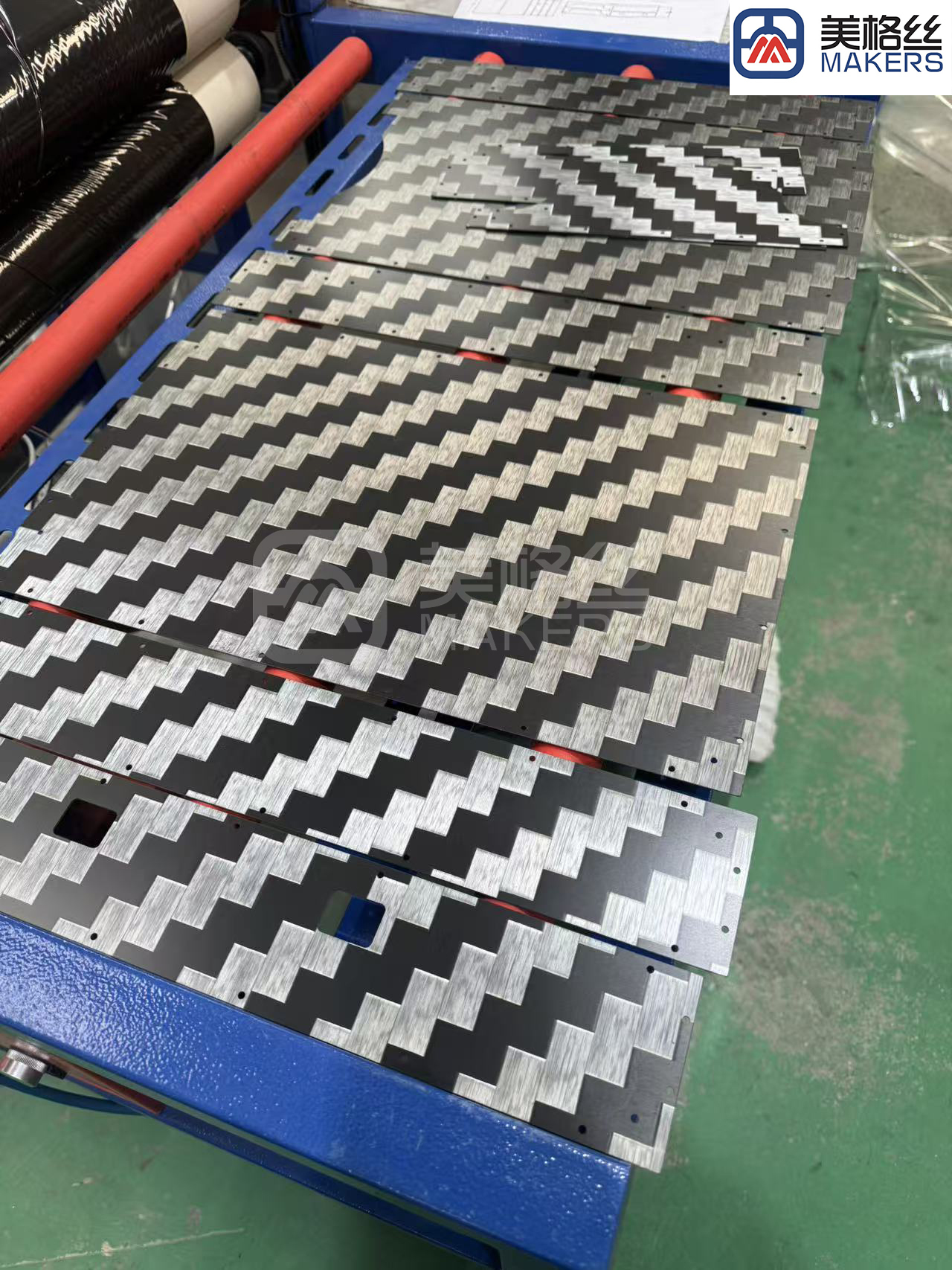 24k 200克 16×16斜纹 电镀展宽碳纤维银黑混编碳纤维板