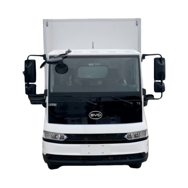 1.BYD 4.2-meter pure electric new energy refrigerated truck, equipped with a multi-function steering wheel, a full LCD instrument cluster, an automatic transmission, and a wide-body single-row cab.