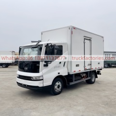 1.BYD 4.2-meter pure electric new energy refrigerated truck, equipped with a multi-function steering wheel, a full LCD instrument cluster, an automatic transmission, and a wide-body single-row cab.