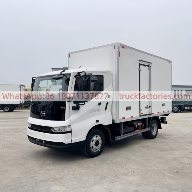 1.BYD 4.2-meter pure electric new energy refrigerated truck, equipped with a multi-function steering wheel, a full LCD instrument cluster, an automatic transmission, and a wide-body single-row cab.