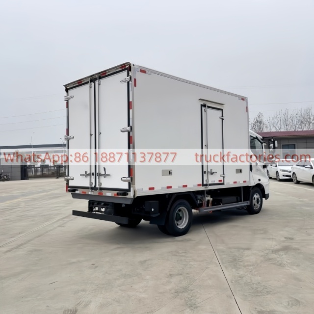 1.BYD 4.2-meter pure electric new energy refrigerated truck, equipped with a multi-function steering wheel, a full LCD instrument cluster, an automatic transmission, and a wide-body single-row cab.