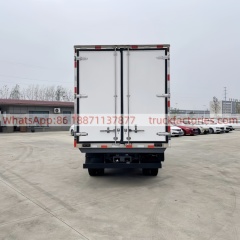 1.BYD 4.2-meter pure electric new energy refrigerated truck, equipped with a multi-function steering wheel, a full LCD instrument cluster, an automatic transmission, and a wide-body single-row cab.