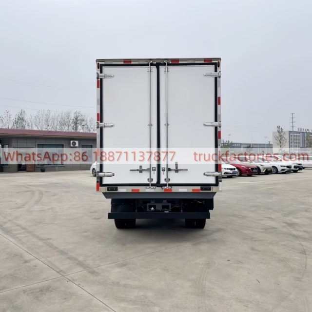 1.BYD 4.2-meter pure electric new energy refrigerated truck, equipped with a multi-function steering wheel, a full LCD instrument cluster, an automatic transmission, and a wide-body single-row cab.