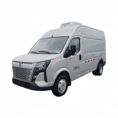 4. Dongfeng Yufeng V9 long-axis high-roof van refrigerated truck is equipped with the Nissan Renault M9T engine