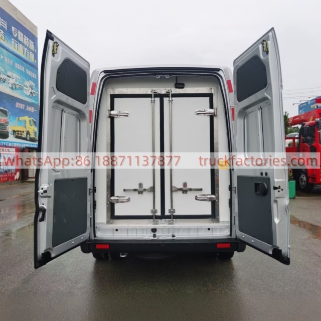 4. Dongfeng Yufeng V9 long-axis high-roof van refrigerated truck is equipped with the Nissan Renault M9T engine