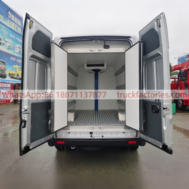 4. Dongfeng Yufeng V9 long-axis high-roof van refrigerated truck is equipped with the Nissan Renault M9T engine