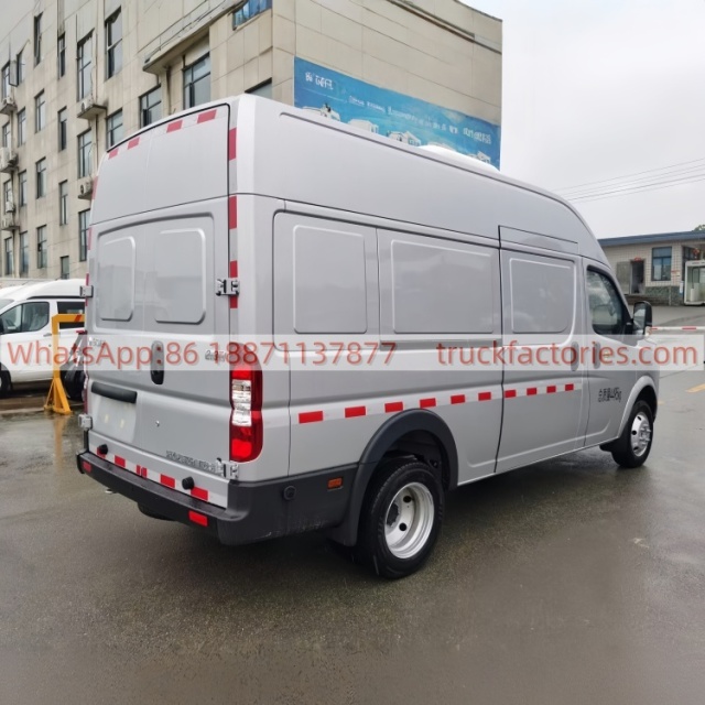 4. Dongfeng Yufeng V9 long-axis high-roof van refrigerated truck is equipped with the Nissan Renault M9T engine
