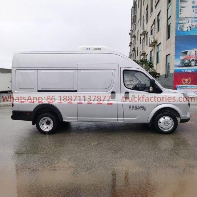 4. Dongfeng Yufeng V9 long-axis high-roof van refrigerated truck is equipped with the Nissan Renault M9T engine