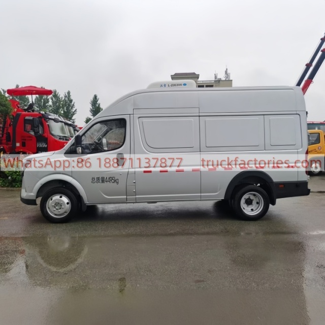 4. Dongfeng Yufeng V9 long-axis high-roof van refrigerated truck is equipped with the Nissan Renault M9T engine