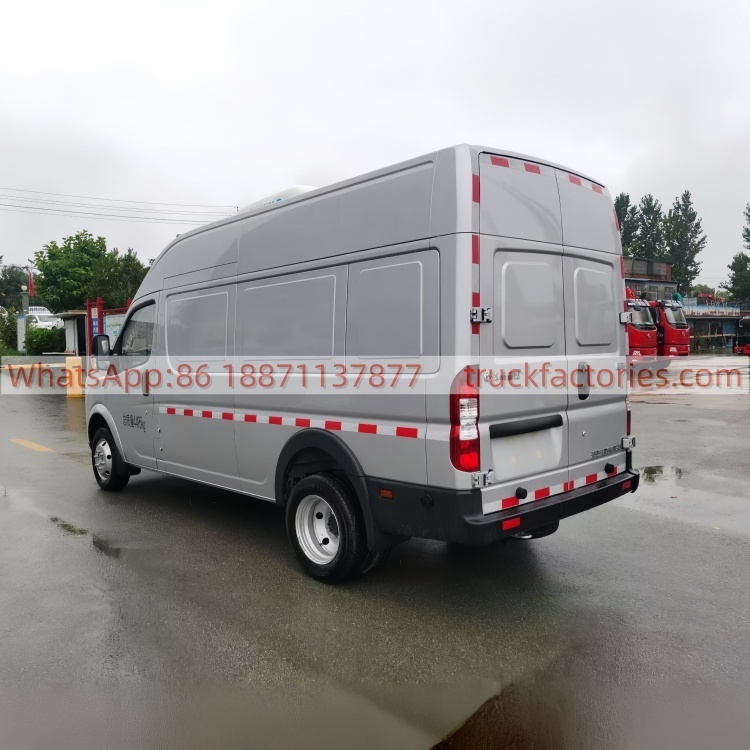 4. Dongfeng Yufeng V9 long-axis high-roof van refrigerated truck is equipped with the Nissan Renault M9T engine