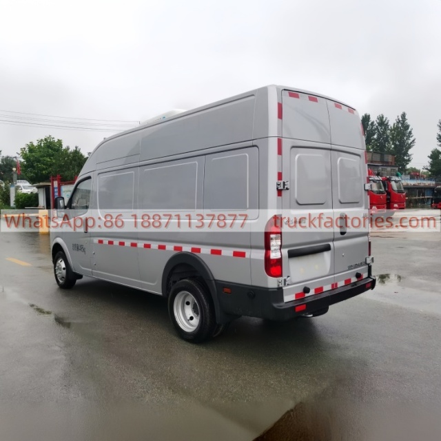4. Dongfeng Yufeng V9 long-axis high-roof van refrigerated truck is equipped with the Nissan Renault M9T engine