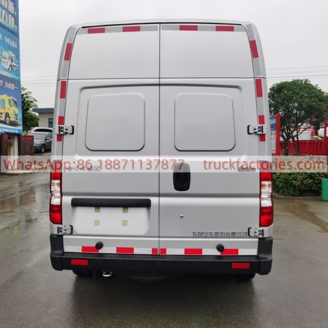 4. Dongfeng Yufeng V9 long-axis high-roof van refrigerated truck is equipped with the Nissan Renault M9T engine