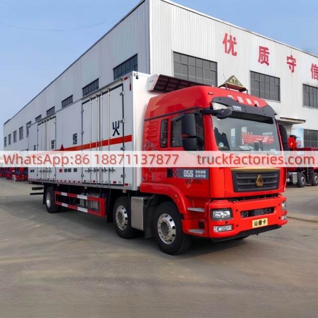 52.重汽汕德卡小三轴危险品冷链冷藏车