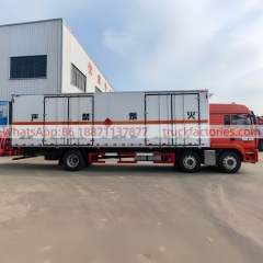 52.重汽汕德卡小三轴危险品冷链冷藏车