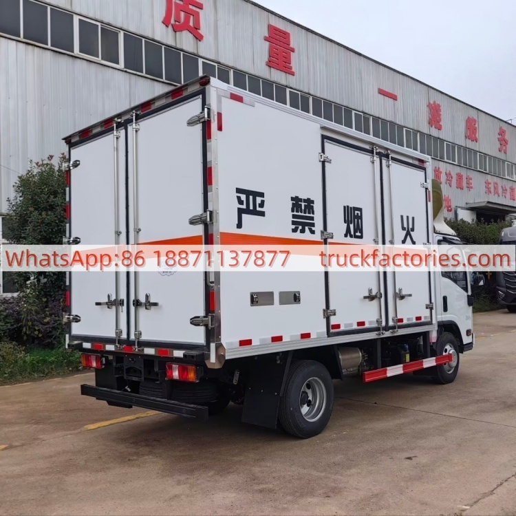26.五十铃排半危险品冷藏车