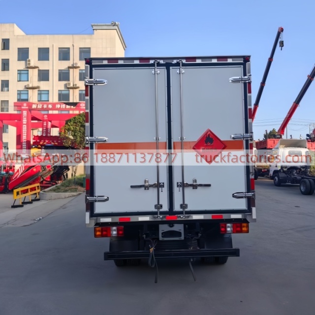 27.五十铃易燃液体厢式冷链车