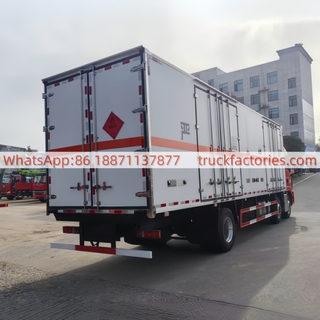 52.重汽汕德卡小三轴危险品冷链冷藏车