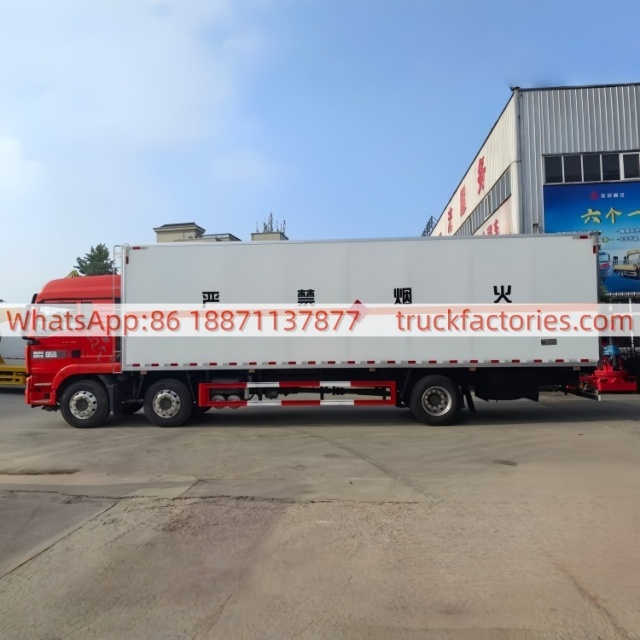 52.重汽汕德卡小三轴危险品冷链冷藏车