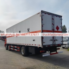 52.重汽汕德卡小三轴危险品冷链冷藏车