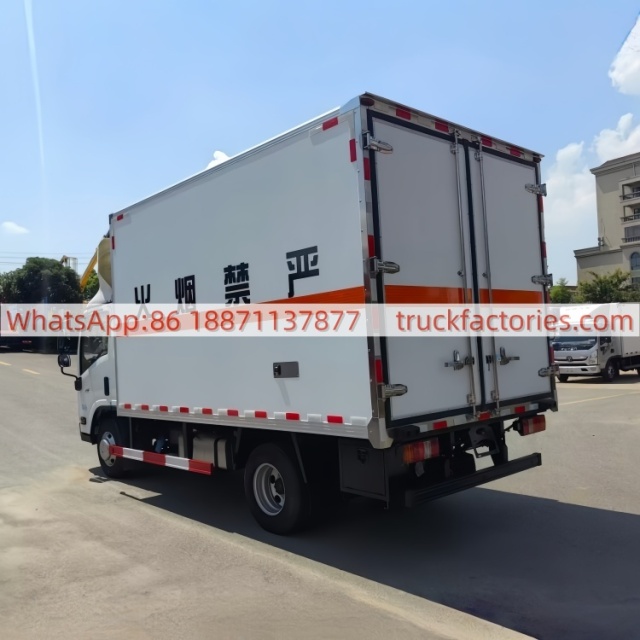26.五十铃排半危险品冷藏车