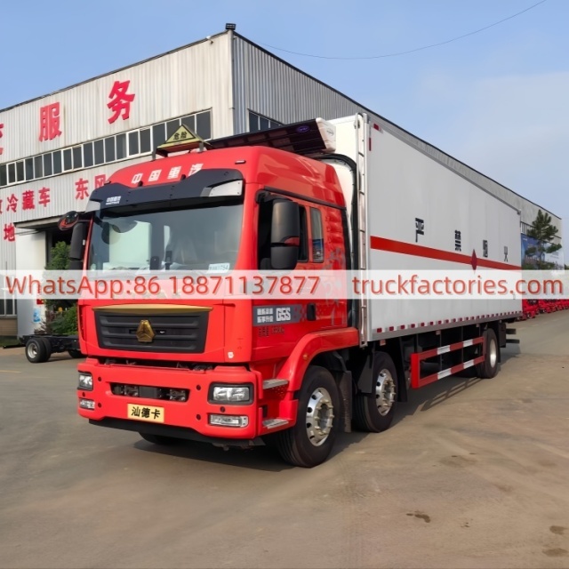 52.重汽汕德卡小三轴危险品冷链冷藏车