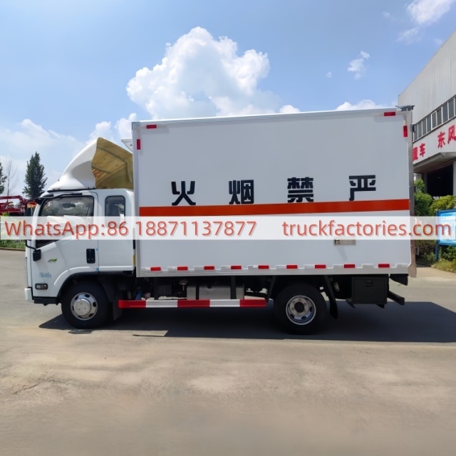 26.五十铃排半危险品冷藏车