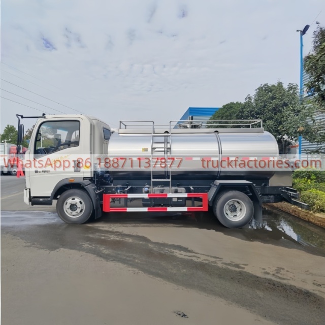 重汽豪沃4000L奶罐运输卡车