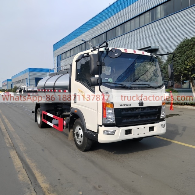 重汽豪沃4000L奶罐运输卡车