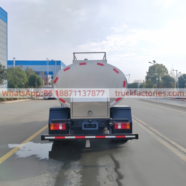 重汽豪沃4000L奶罐运输卡车