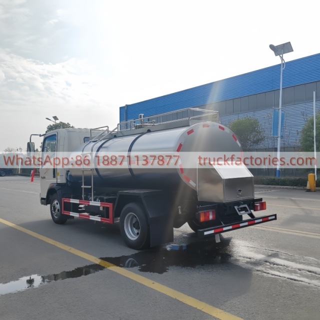 重汽豪沃4000L奶罐运输卡车