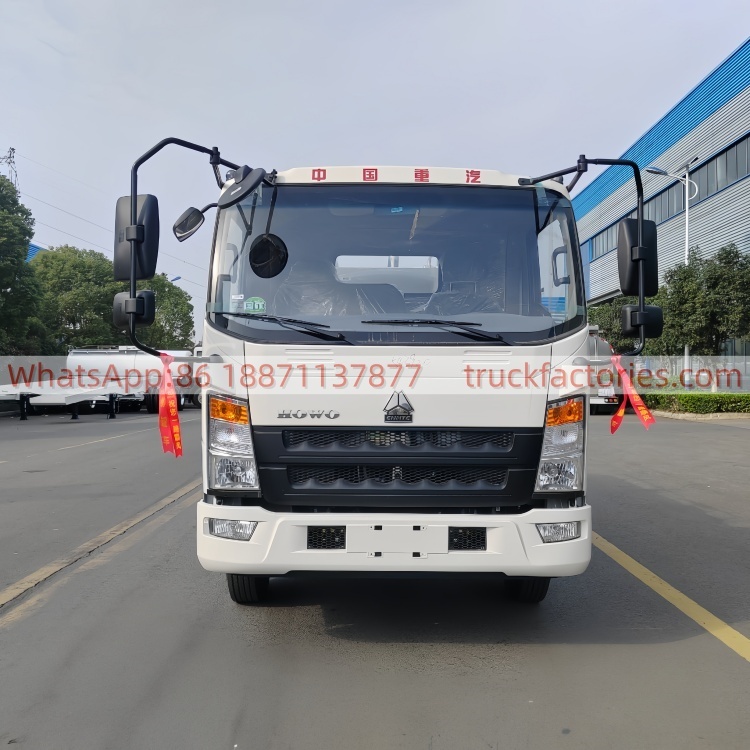 重汽豪沃4000L奶罐运输卡车