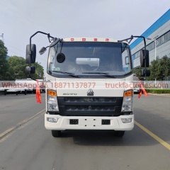 重汽豪沃4000L奶罐运输卡车