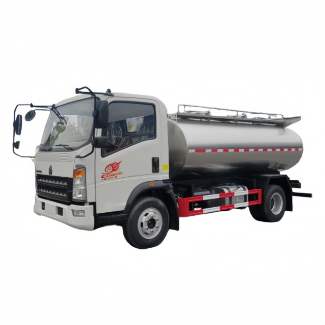 重汽5000L带泵奶罐运输卡车