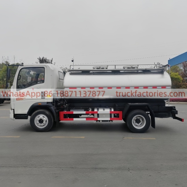 重汽5000L带泵奶罐运输卡车