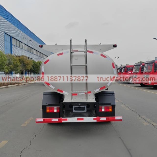 重汽5000L带泵奶罐运输卡车