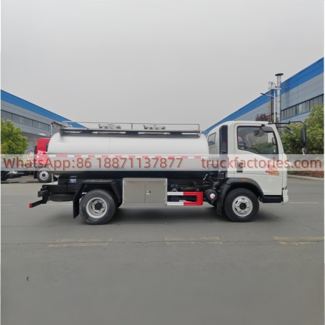 重汽5000L带泵奶罐运输卡车