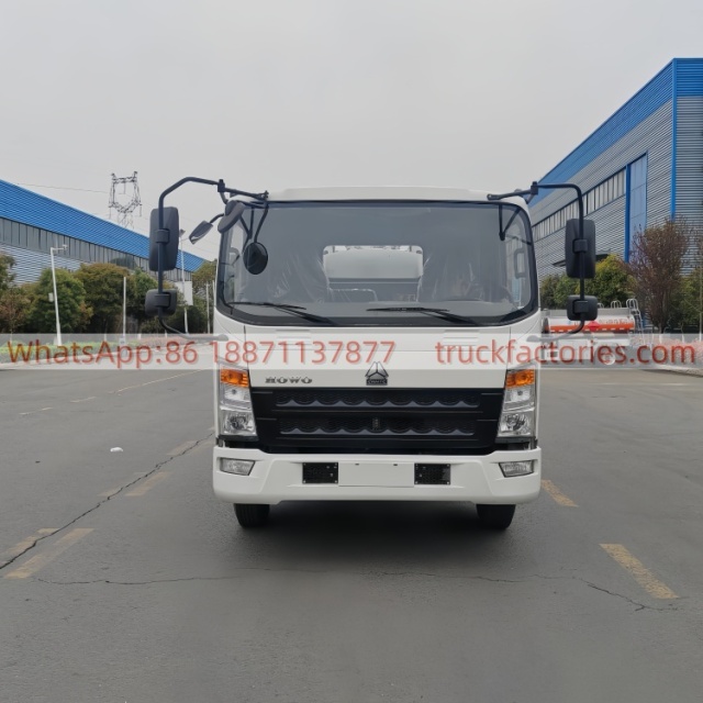 重汽5000L带泵奶罐运输卡车