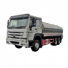 重汽15000L奶罐运输卡车