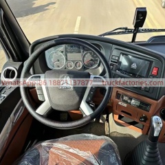 4.重汽后八轮长兴12吨4节臂随车起重卡车