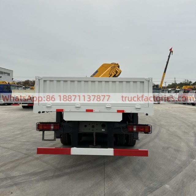 8×4折臂吊马槽货箱\重汽豪沃白黄+无标+N系列380马力随车起重卡车