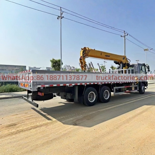 10.重汽豪沃后八轮配徐工14吨5节臂随车起重卡车