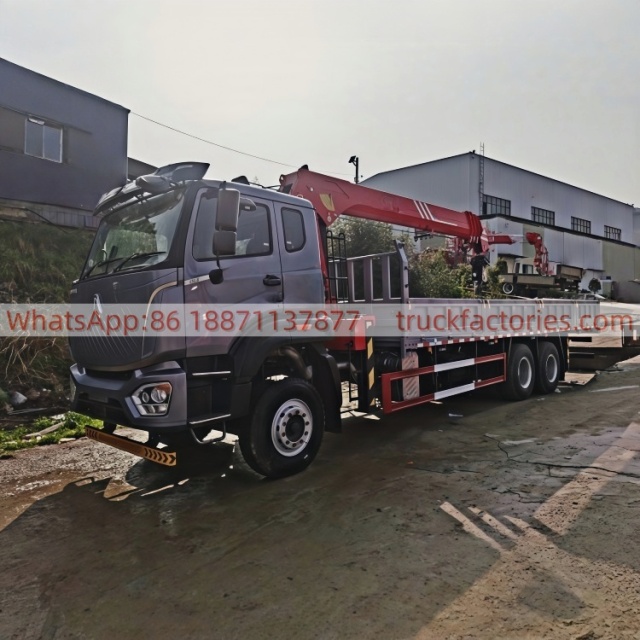 12.重汽豪沃后八轮随车起重卡车（三一12吨5节臂）