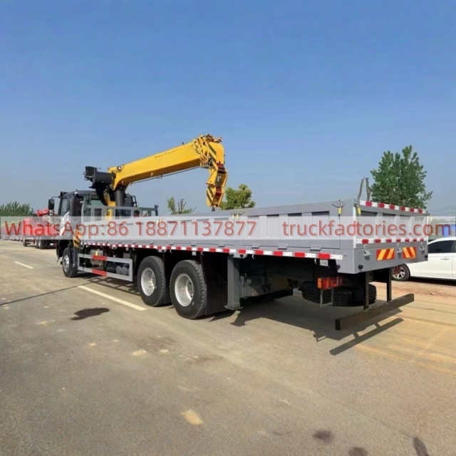 17.重汽豪沃后八轮12吨5节臂随车起重卡车