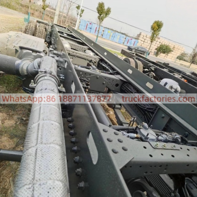 18.重汽豪沃前四后八20吨5节臂随车起重卡车