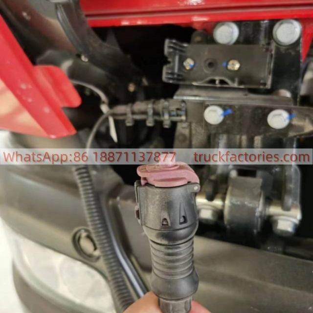 18.重汽豪沃前四后八20吨5节臂随车起重卡车