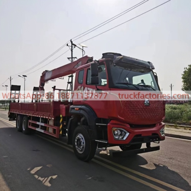 14.重汽后八轮12吨4节臂发财版带爬梯随车起重卡车