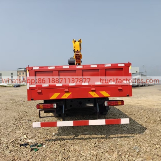 19.重汽豪沃TX320后八轮14吨5节臂随车起重卡车