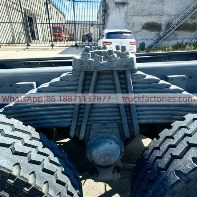 19.重汽豪沃TX320后八轮14吨5节臂随车起重卡车